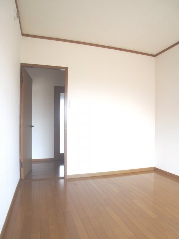 その他部屋・スペース　落ち着いた色調の寝室です