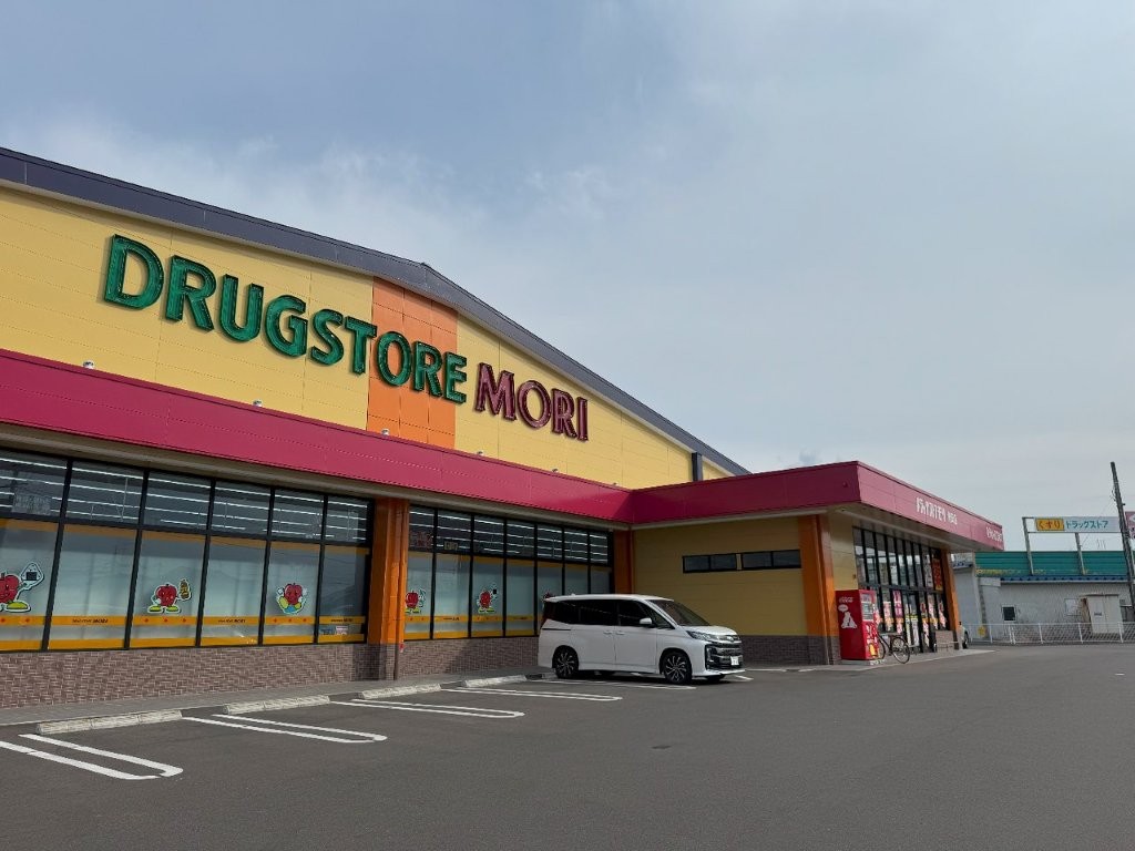 ドラックストア　ドラッグストアモリ角田店（ドラッグストア）まで557m