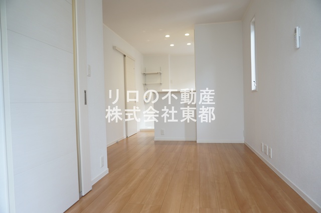 その他部屋・スペース　上品なフローリング仕上げの洋室です！