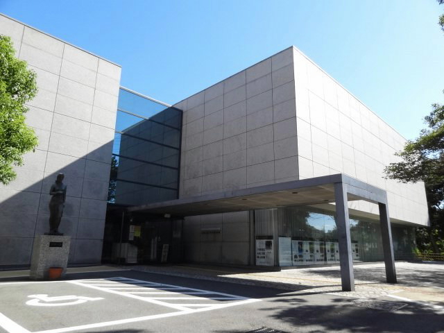 図書館　浜松市立中央図書館（図書館）まで690m