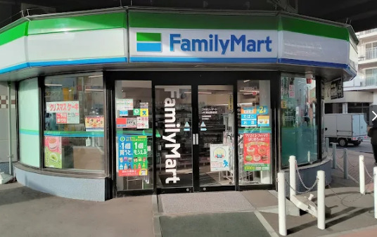 コンビニ　ファミリーマート JR琴似駅前店（コンビニ）まで749m