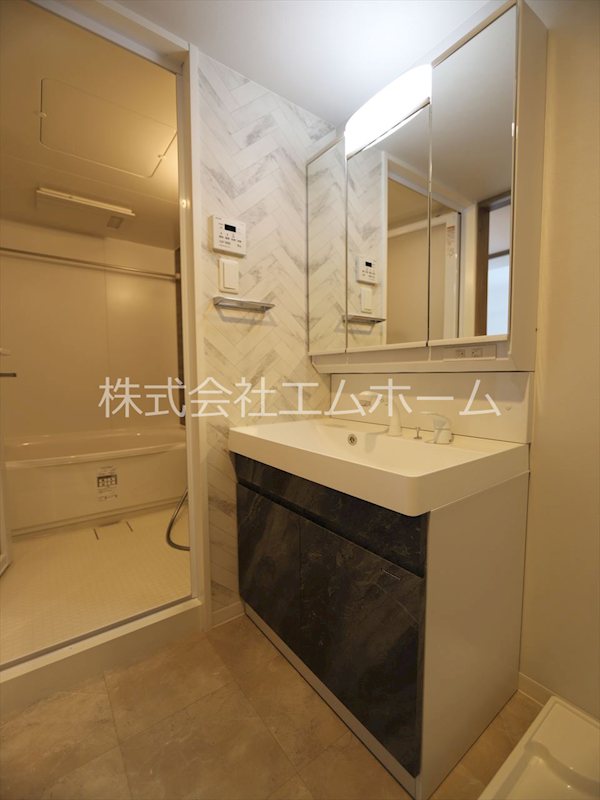 洗面設備　脱衣所　独立洗面台（シャンプードレッサー付）