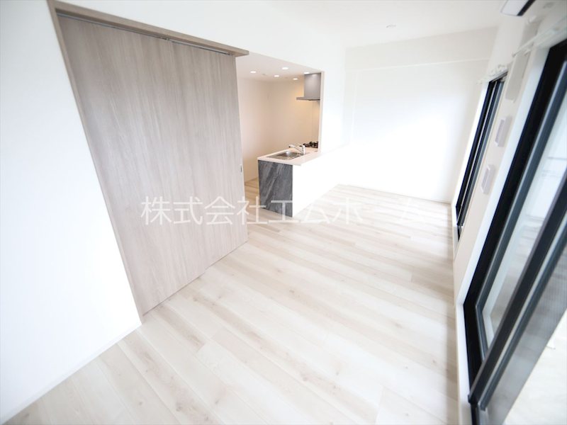 居室・リビング　LDK13.1帖　エアコン完備　カウンターキッチン　南面バル