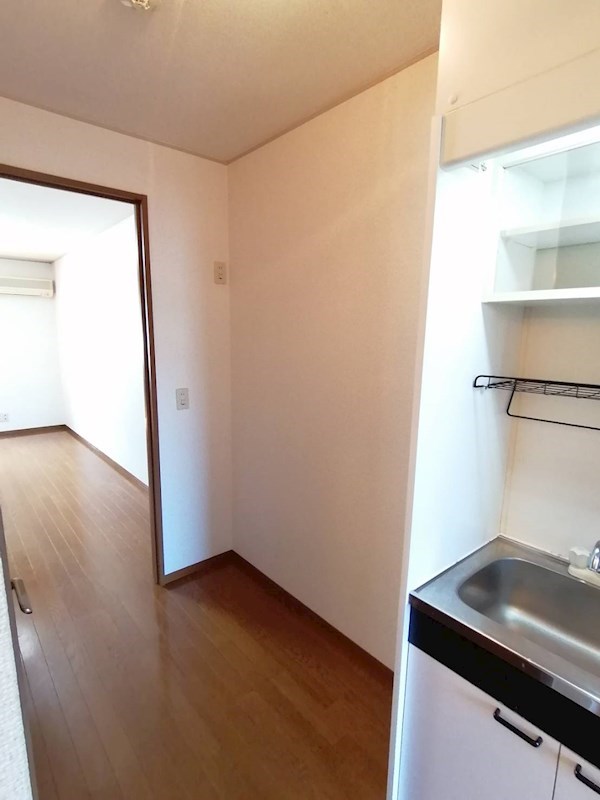 居室・リビング　玄関横スペース広い