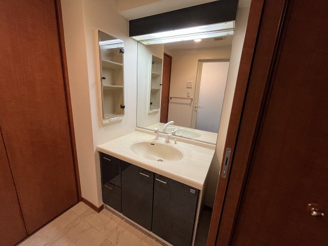 洗面設備　明るい洗面所です