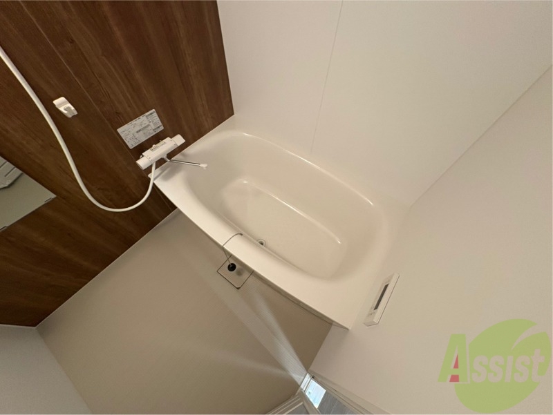 バス・シャワールーム　お風呂です。広々したバスでゆっくりくつろげます。