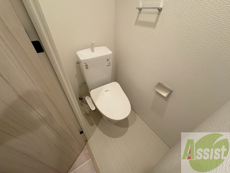 トイレ　暖房便座になっているので快適に使えますね。