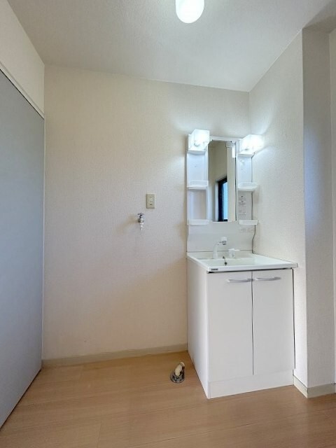 洗面設備　身支度や掃除に便利なシャワー付き洗面台♪