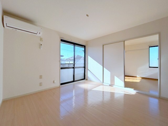 居室・リビング　陽当たりの良いリビング♪