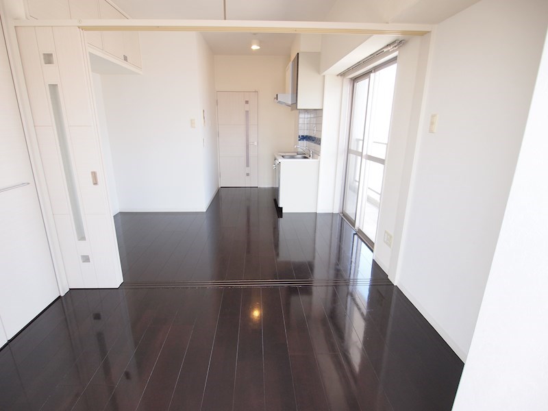 居室・リビング　角部屋。2面バルコニ面バルコニーのお部屋です。