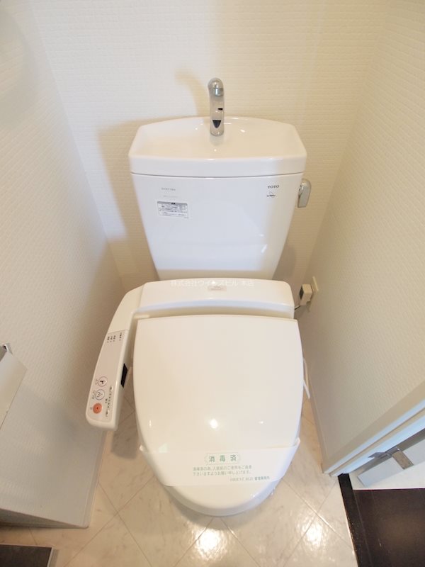 トイレ　ウォシュレットつき。