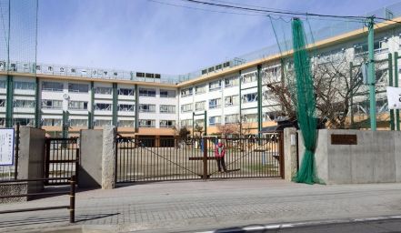 小学校　三鷹市立第一小学校（小学校）まで610m