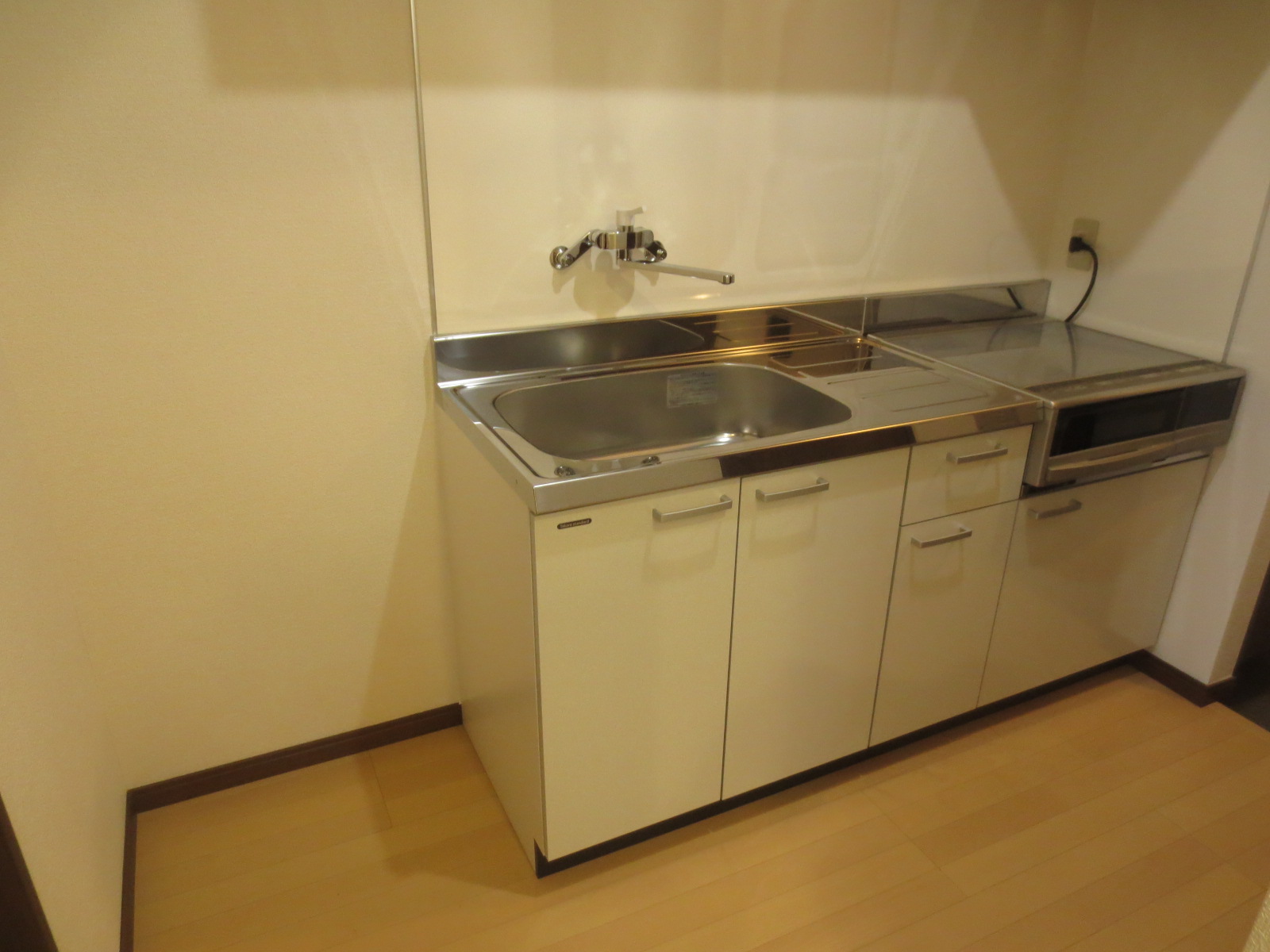 キッチン　２口IH付き広めのキッチンで自炊も快適！グリルもついています