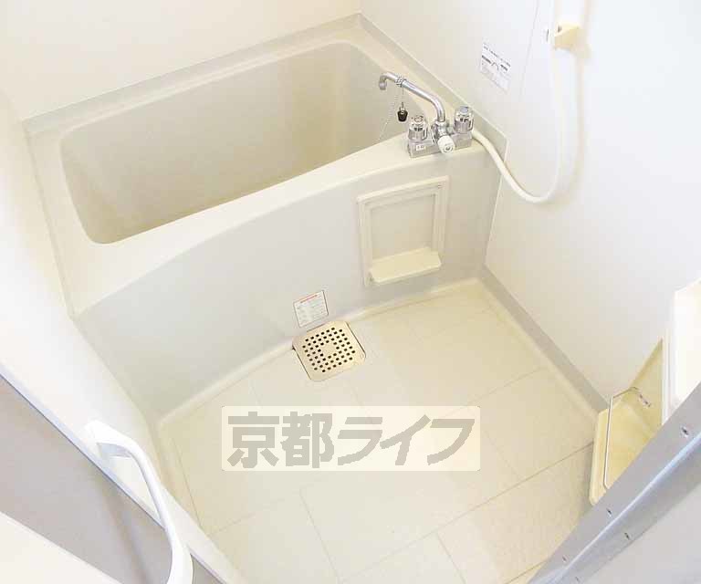 バス・シャワールーム　広々としたバスルームです。