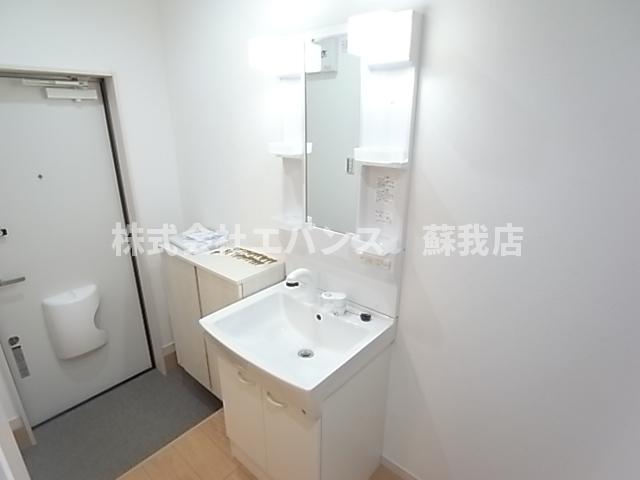 洗面設備　独立洗面台、小物を置くことができて便利です