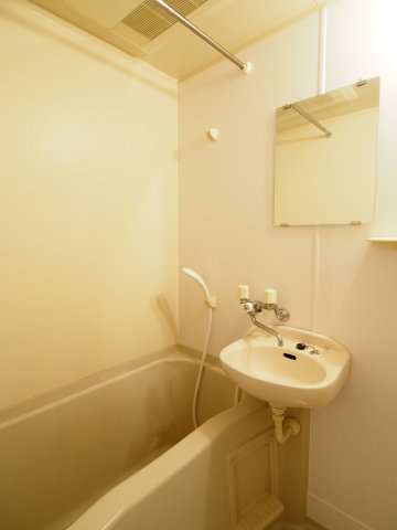 バス・シャワールーム　お風呂は２点ユニット仕様！水回りのお掃除もまとめてできます♪