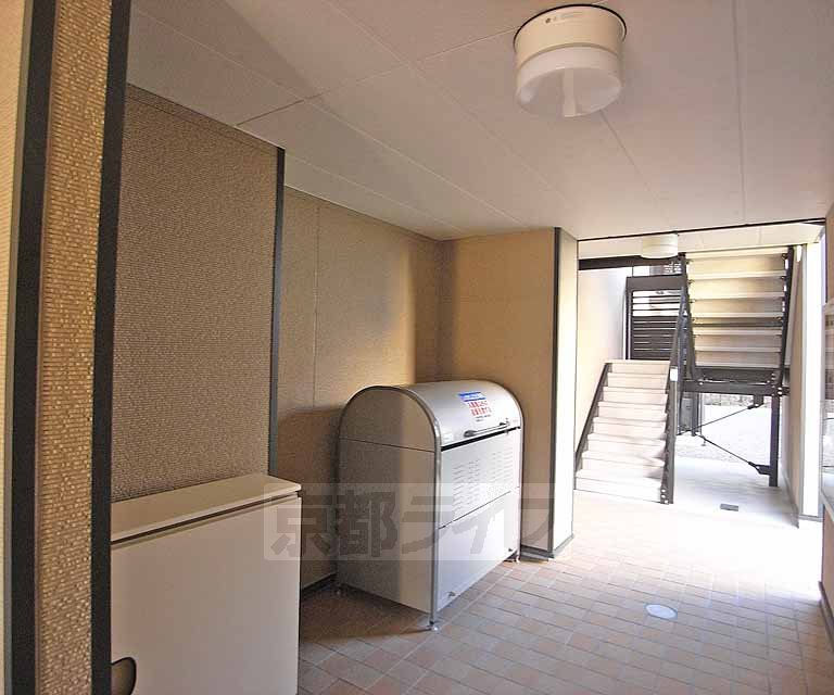 その他共有部分　広く、明るい建物入り口です。