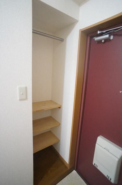 玄関　シューズボックス付で、玄関はいつでもスッキリ片付きますね☆