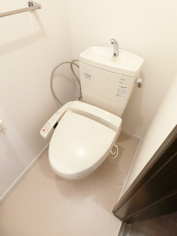 トイレ　嬉しいウォシュレット付きのトイレ！便座温かいですよ♪