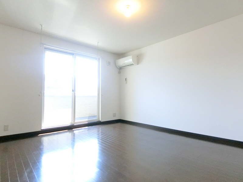 居室・リビング　壁面が多く家具の配置がしやすいです♪