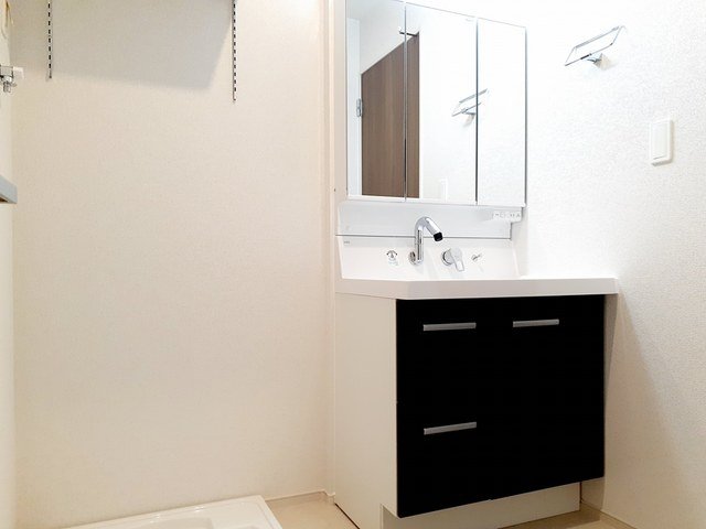 洗面設備　明るい洗面所です