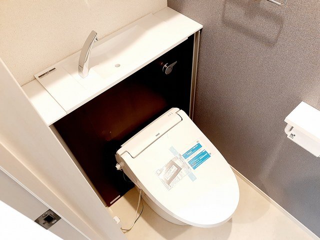 トイレ　落ち着いた色調のトイレです