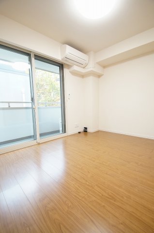 居室・リビング　落ち着いた色合いの床材を使用した居住空間です。