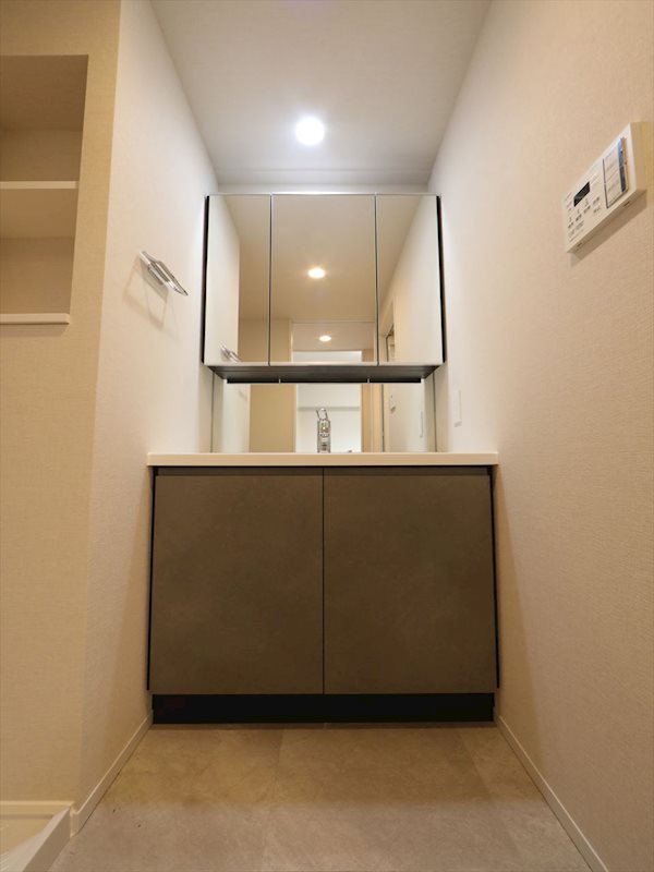 洗面設備　脱衣所　独立洗面台（シャンプードレッサー付）