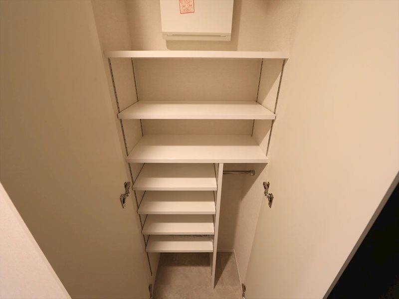 玄関　玄関　シューズボックス付（収納充実しています）