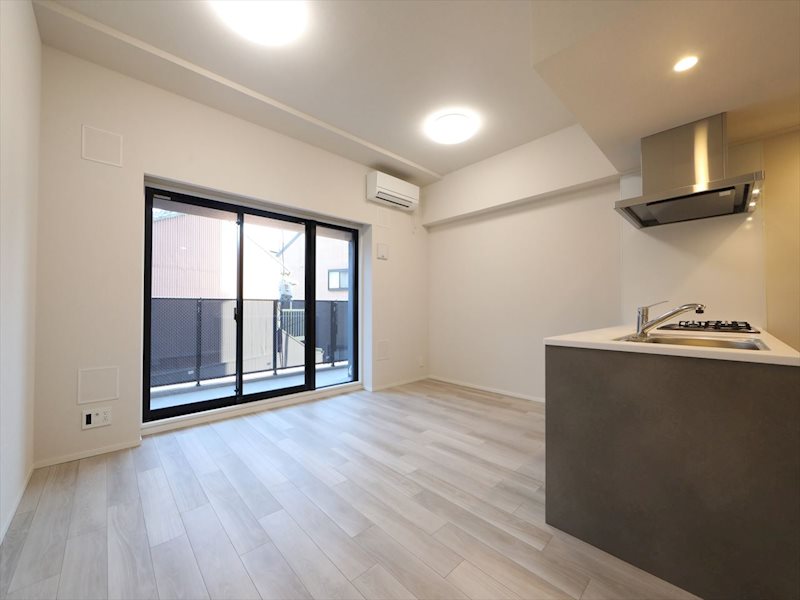 バルコニー　LDK12.4帖　エアコン付　バルコニーに面しています