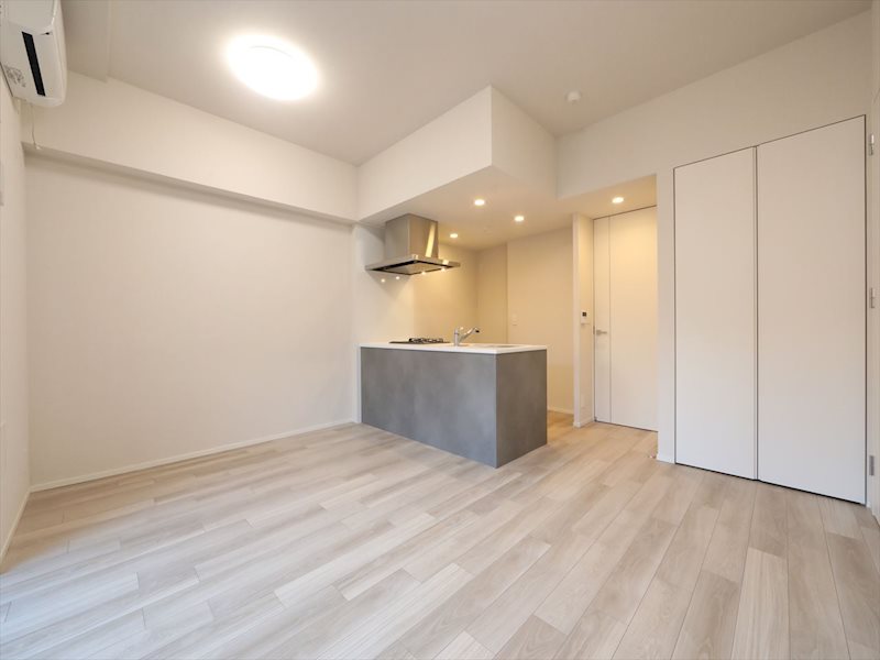 居室・リビング　LDK12.4帖　エアコン付　バルコニーに面しています