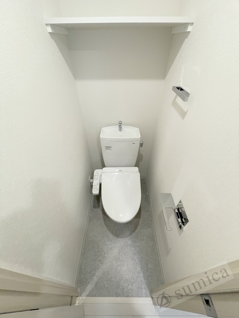 トイレ　人気アイテムの温水洗浄便座。清潔感のあるトイレです。