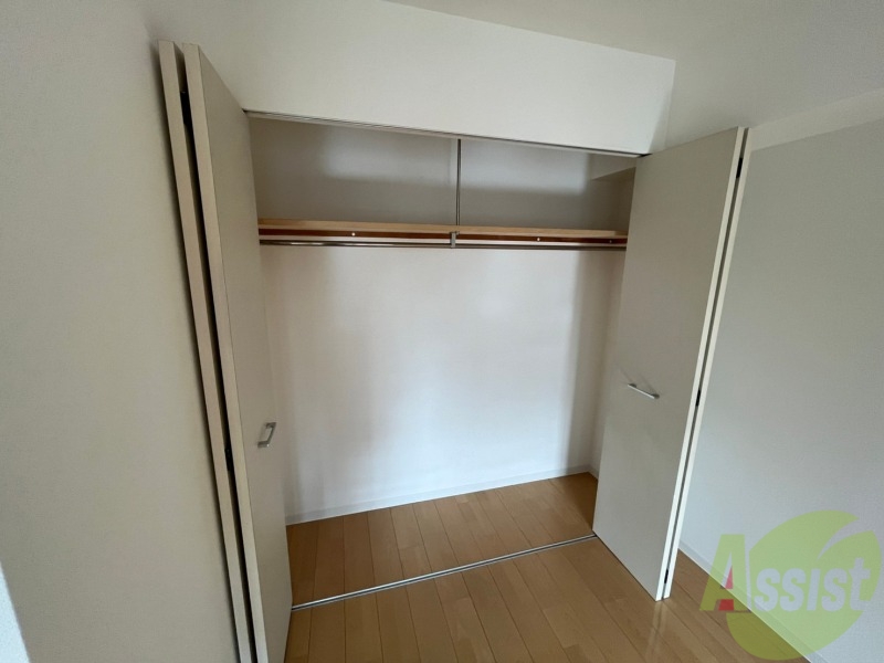 収納　寝室のウォークインクローゼットです。衣類その他沢山入ります！