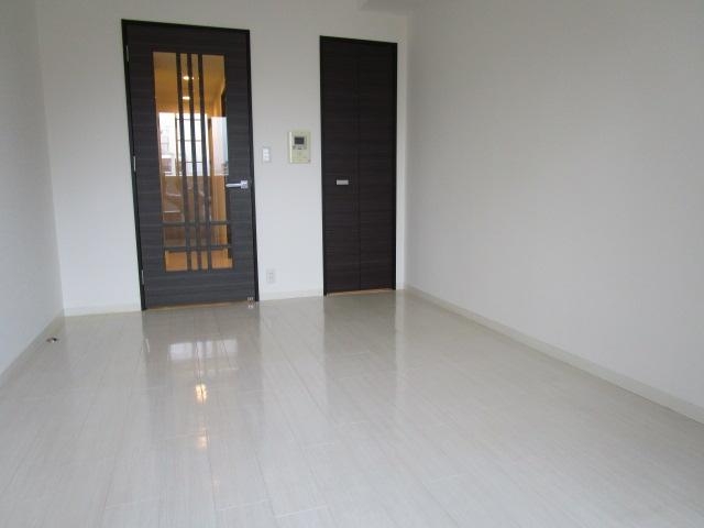 居室・リビング　白色のフロリーングで明るいよ