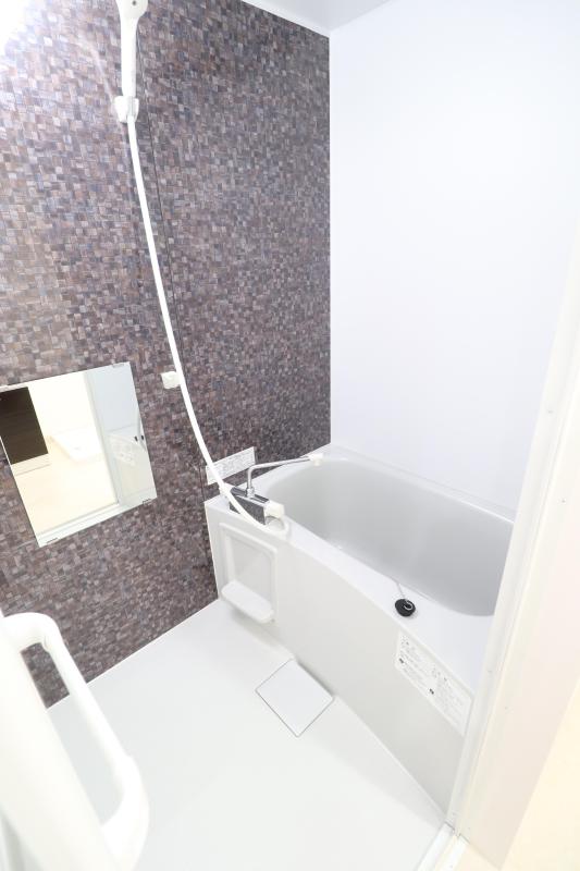 バス・シャワールーム　シングルレバーでお湯の調節も簡単です。