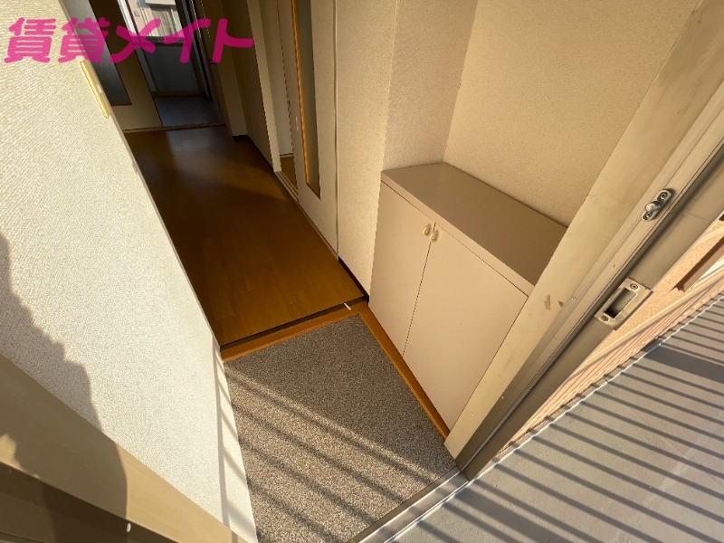 玄関　同型反転部屋写真です。