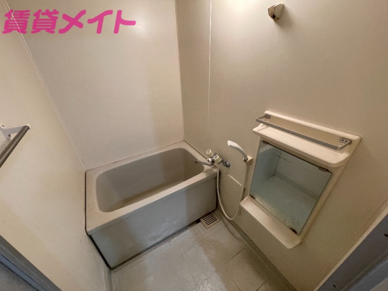 バス・シャワールーム　同型反転部屋写真です。