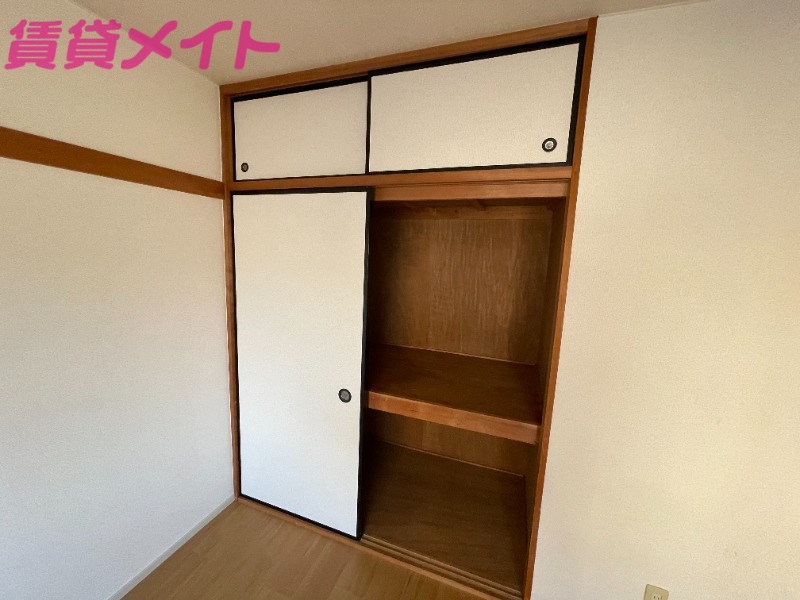 収納　同型反転部屋写真です。