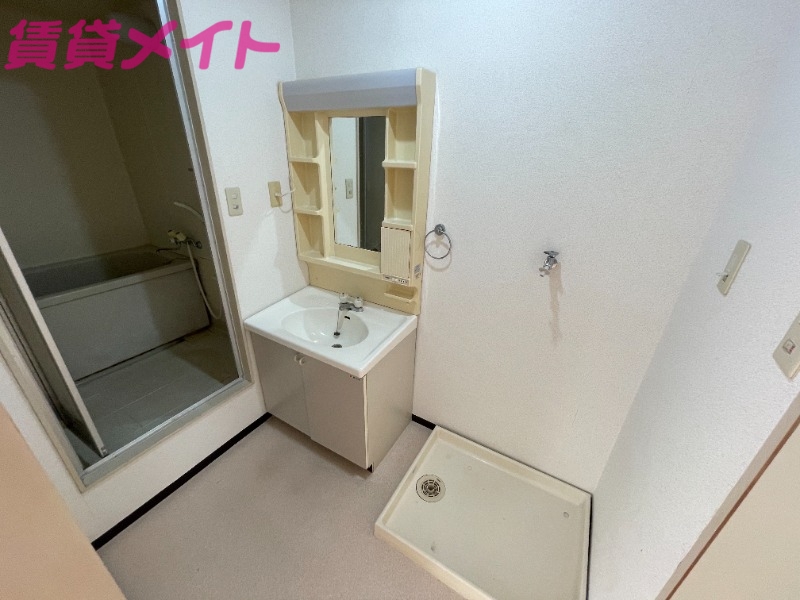 洗面設備　同型反転部屋写真です。