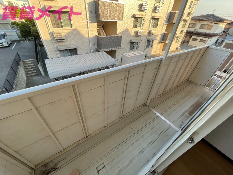 バルコニー　同型反転部屋写真です。