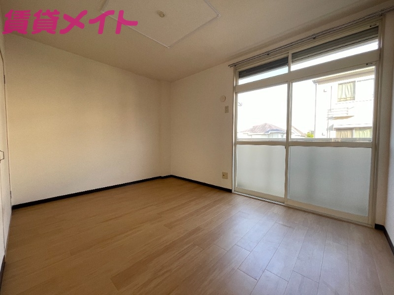 居室・リビング　同型反転部屋写真です。