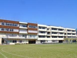 中学校　北区立明桜中学校（中学校）まで191m