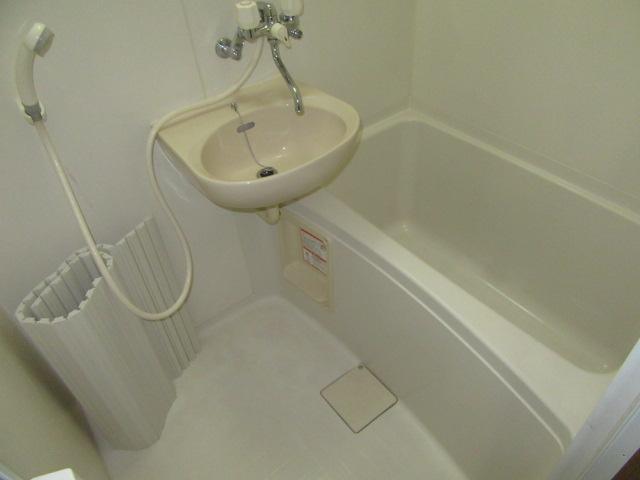 バス・シャワールーム　洗面付きの浴室です