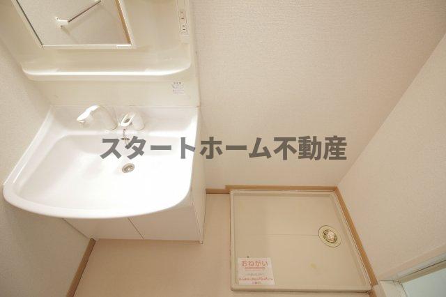 洗面設備　ゆったりとスペースのある洗面所