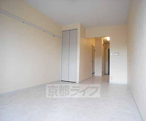 居室・リビング　白を基調とした室内です