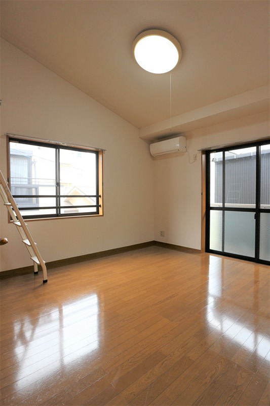 居室・リビング　2面採光の室内！