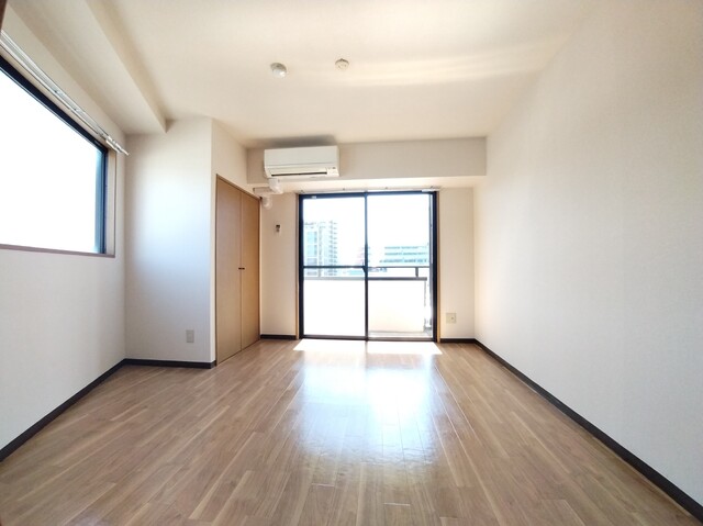 その他部屋・スペース　二面採光の東側洋室