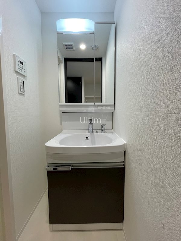 洗面設備　※3階～5階は室内の色が異なります