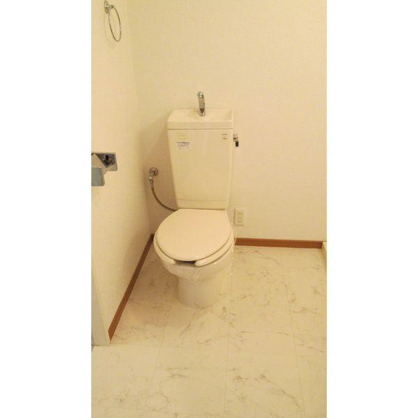 トイレ　シャワートイレへ交換します。