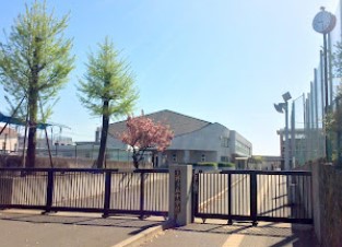 中学校　上野ヶ丘中学校（中学校）まで657m